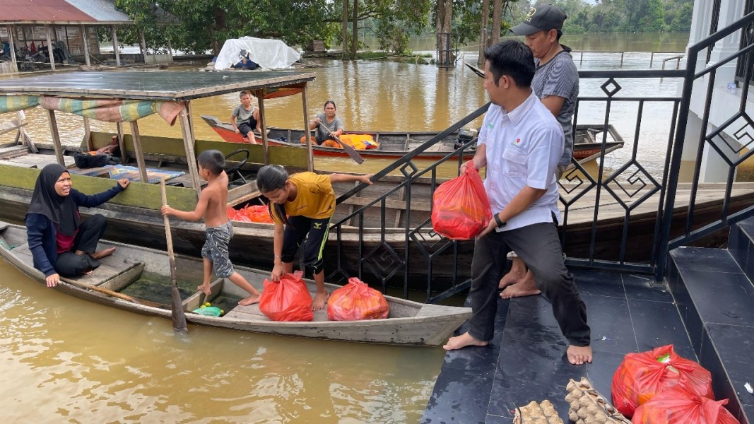 EMP Bentu & Korinci Baru Limited Salurkan 200 Lebih Paket Sembako Kepada Korban Banjir di Pekanbaru dan Pelalawan