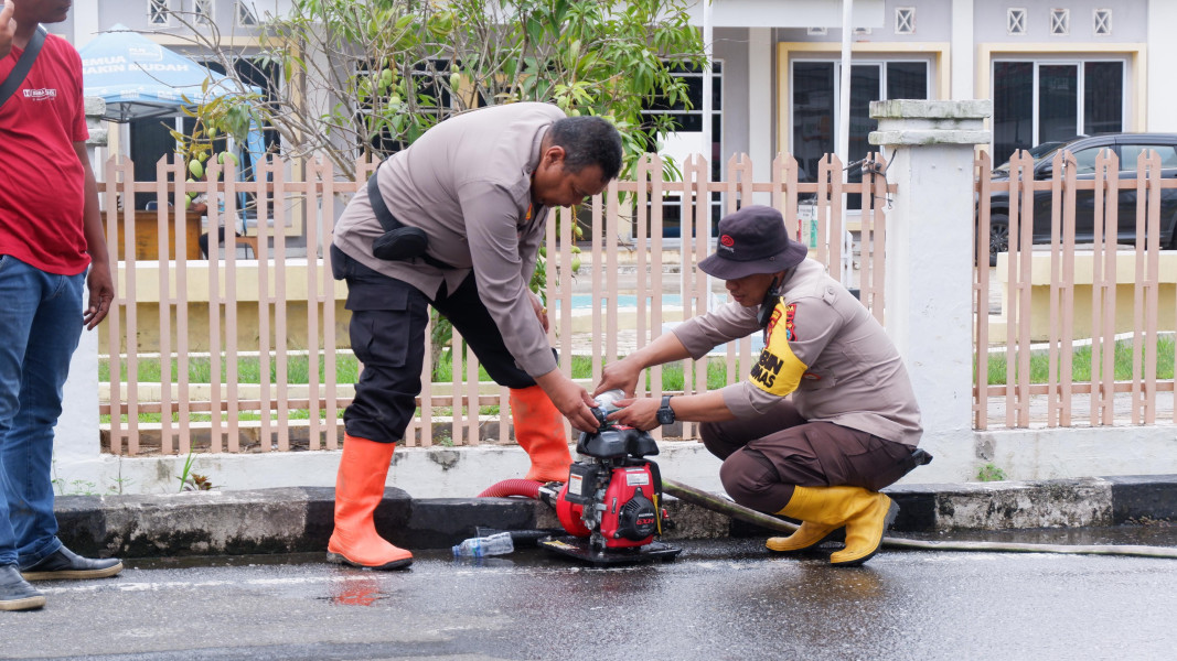 Pasca Banjir, Kapolsek Bangko Turunkan Debit Air Gunakan 2 Unit Mesin penyedot