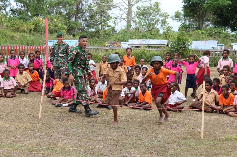 Maknai Hari Sumpah Pemuda, Satgas Yonif 411 Kostrad Bangun Karakter Pelajar Melalui Fun Games