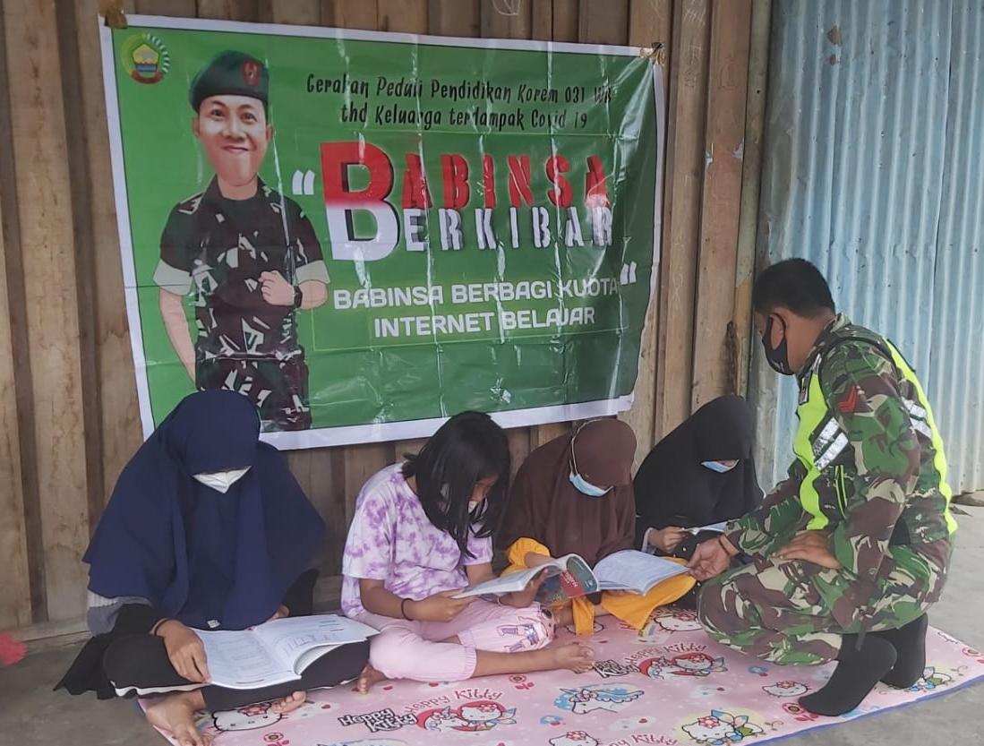 Koptu Deddy Harianto Bimbing Siswa Keranji Guguh Belajar daring Dirumah Warga