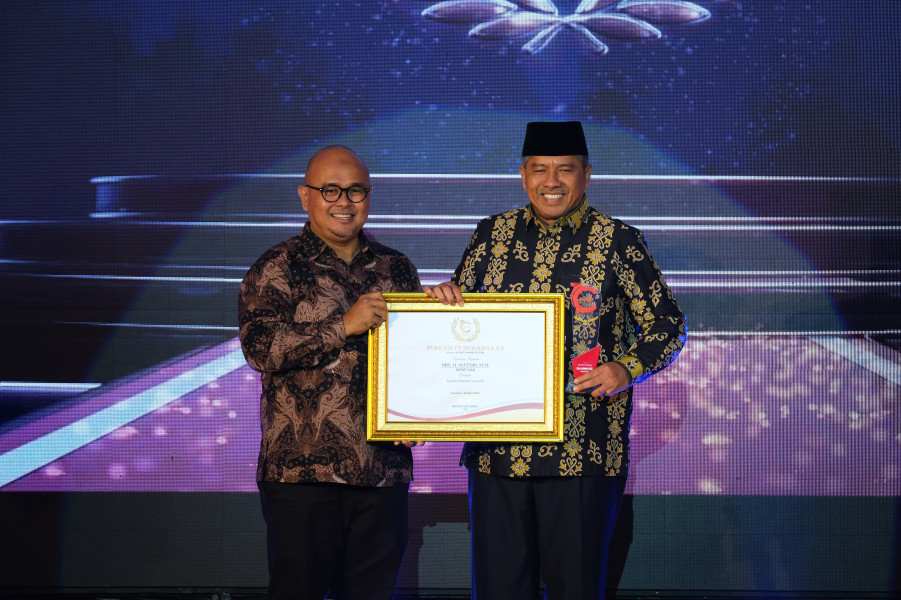 Bupati Alfedri Terima Penghargaan Kepala Daerah Paling Inovatif Ajang Cakaplah Award 2024