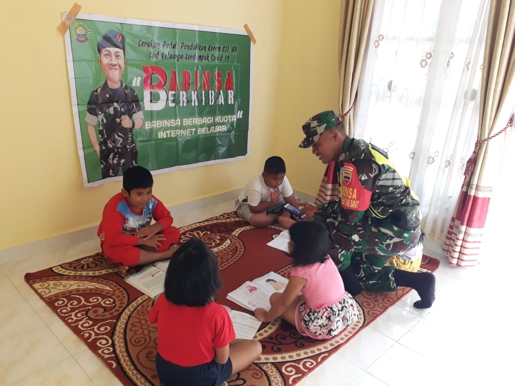 Gerakan Peduli Pendidikan, Sertu TH Hutagalung Bimbing 5 Siswa SD Belajar Daring