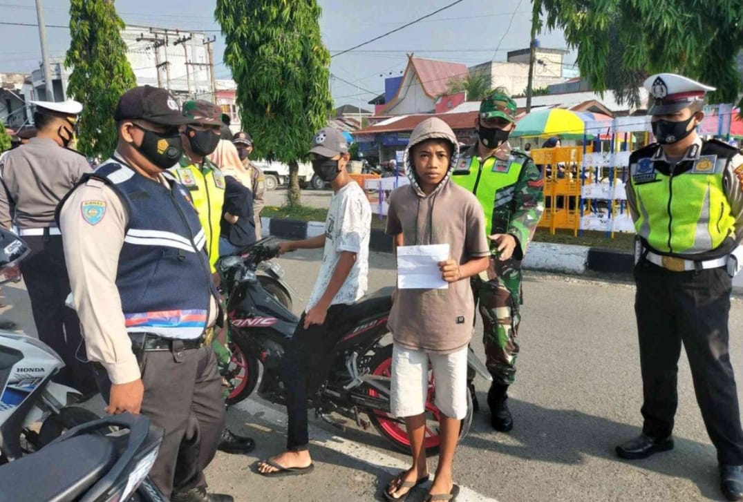 Usai Ditegur, Serda Sarju Ingatkan Masyarakat Tetap Pakai Masker Sampai Pendemi Berakhir