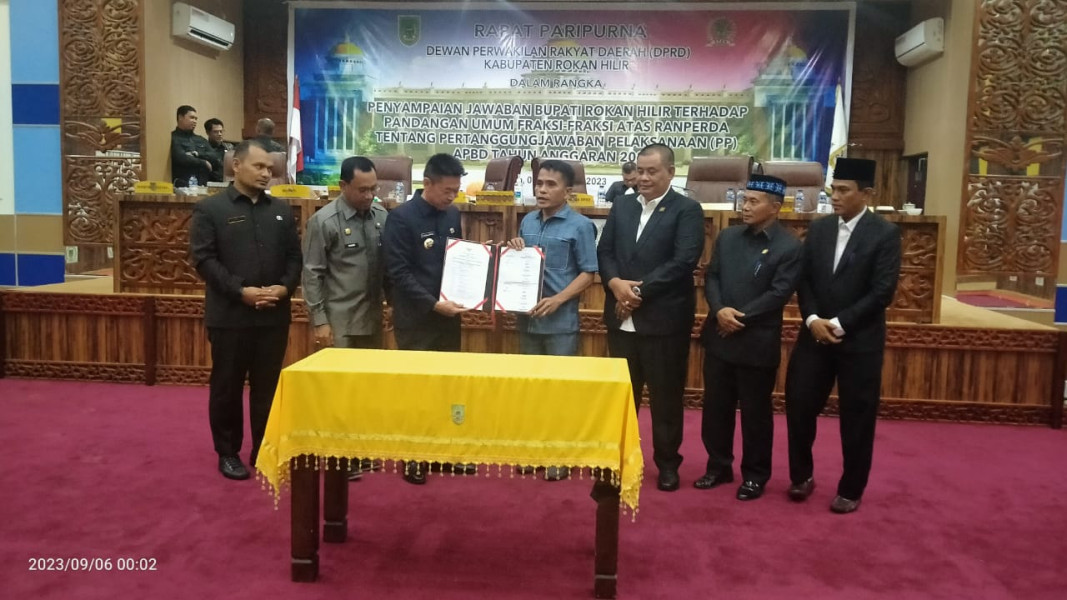Ketua DPRD Rohil Maston Pimpin Paripurna Pengesahan Tiga Ranperda Menjadi Perda