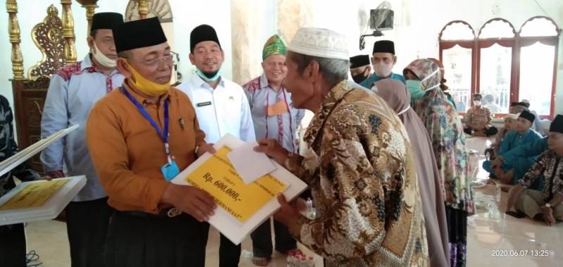 Bupati Pelalawan Hadiri Penyerahan BLT-DD Tahap I di Desa Kuala Panduk 