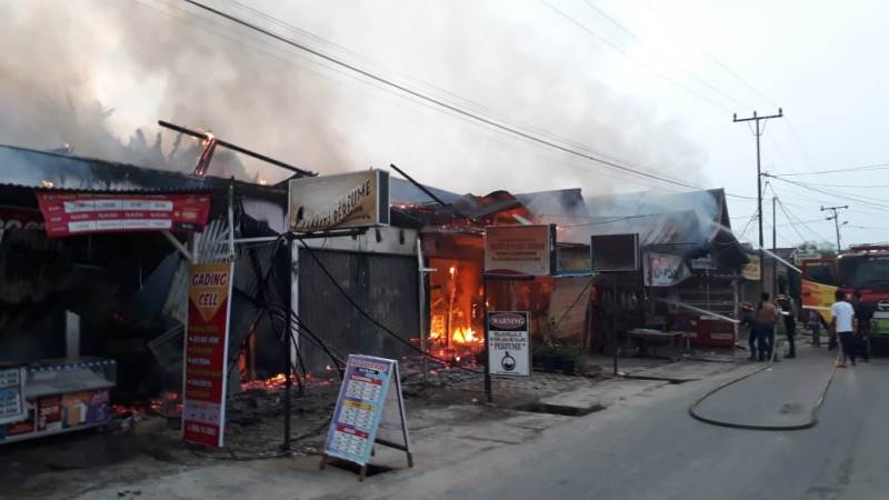 Tujuh Petak Ruko di Jalan Pemda Ludes Terbakar