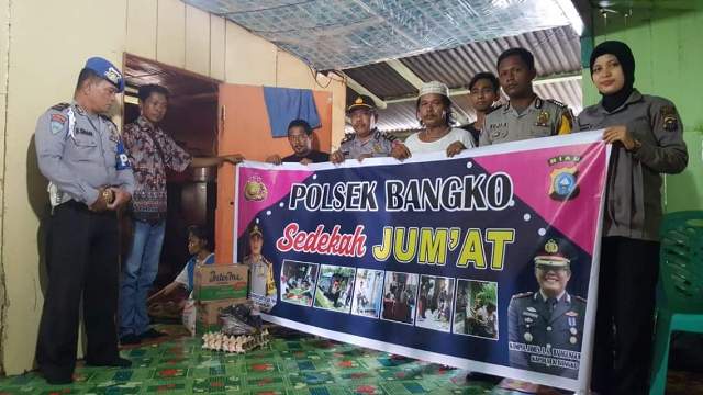 Jum'at Sedekah, Jajaran Polsek Bangko Sambangi Warga Kurang Mampu