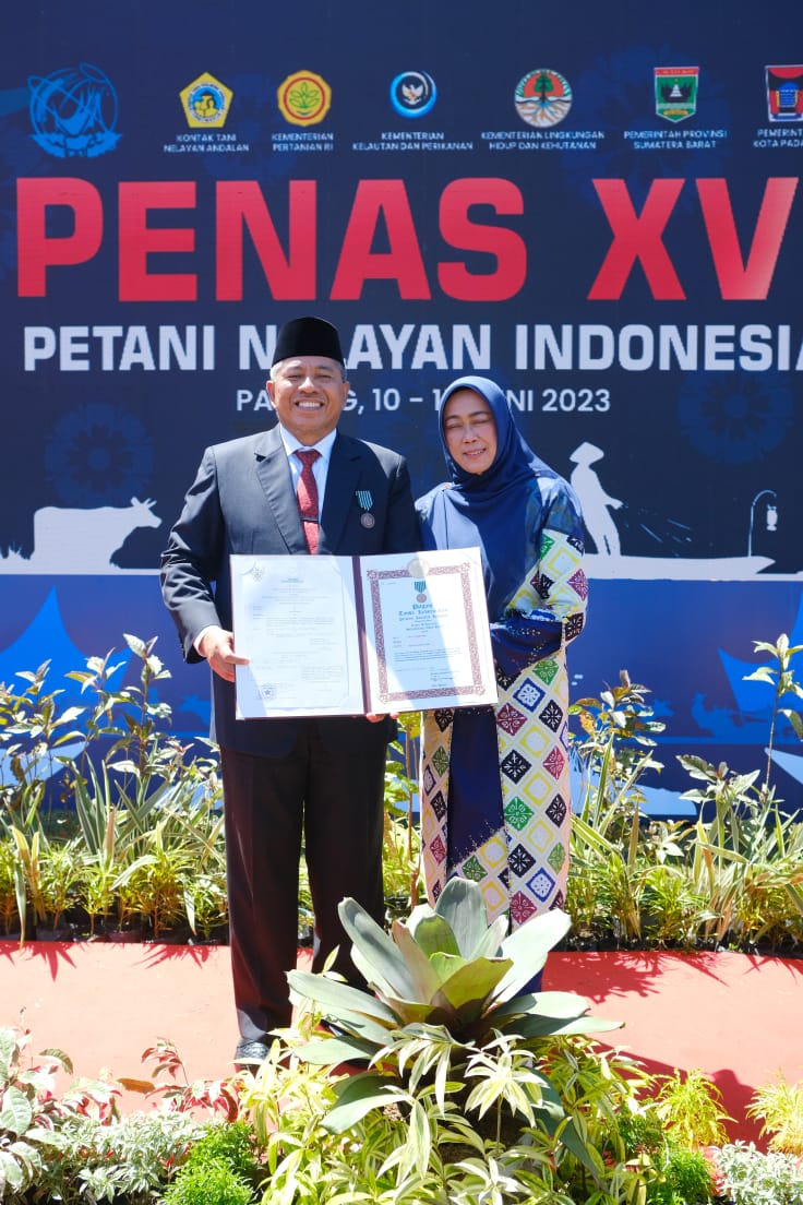 Alfedri Terima Penghargaan Satyalancana Wira Karya Pembangunan Bidang Pertanian dari Jokowi