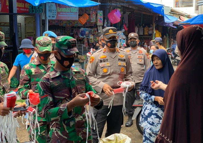 Cegah Covid, Polsek Panipahan Bagi Masker