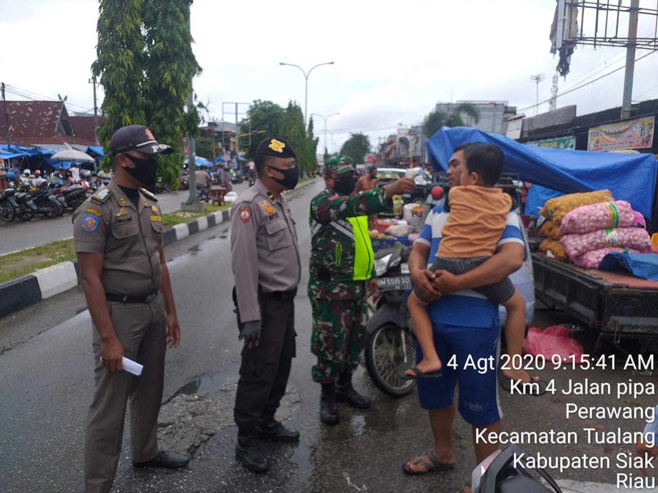 Masyarakat Berbelanja di Tualang Tidak Pakai Masker Langsung Ditembak