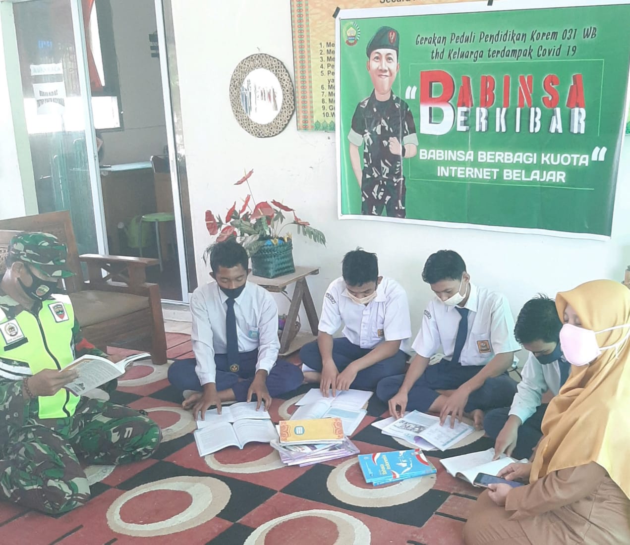 Program Babinsa Berkibar Sampai ke Sekolah, Serda Sarju dan Guru Bimbing Siswa Untuk Belajar