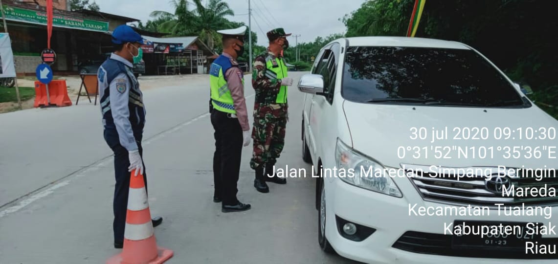 Alami Peningkatan Kasus Covid-19, Serda Uuk Sudarijanto Periksa Pengendara Yang Masuk Siak