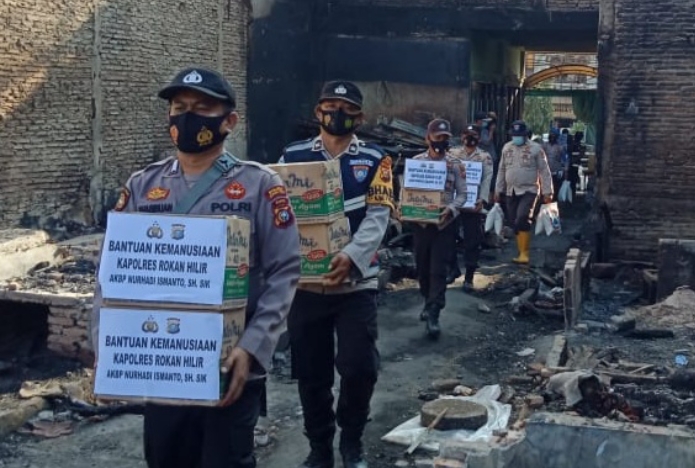 Polres Rohil Salur Bantuan Korban Kebakaran di Pasar Lama