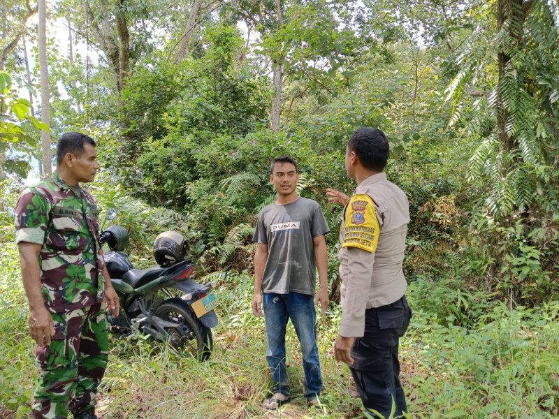 Dua APH Ini Rela Terobos Semak Belukar Hanya Untuk Sambangi Warga