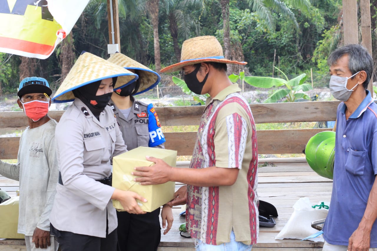 Polwan Ikut Panen Ketahanan Pangan  dan Bagi Masker