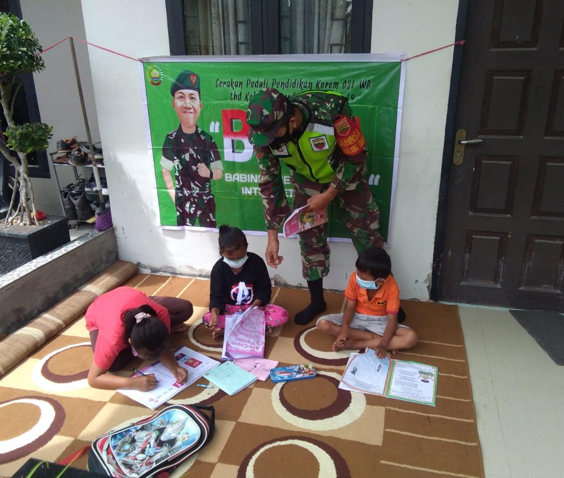 Dirumah Warga, Koptu Heri Kiswanto Berikan Ilmu ke Siswa SD Tuti