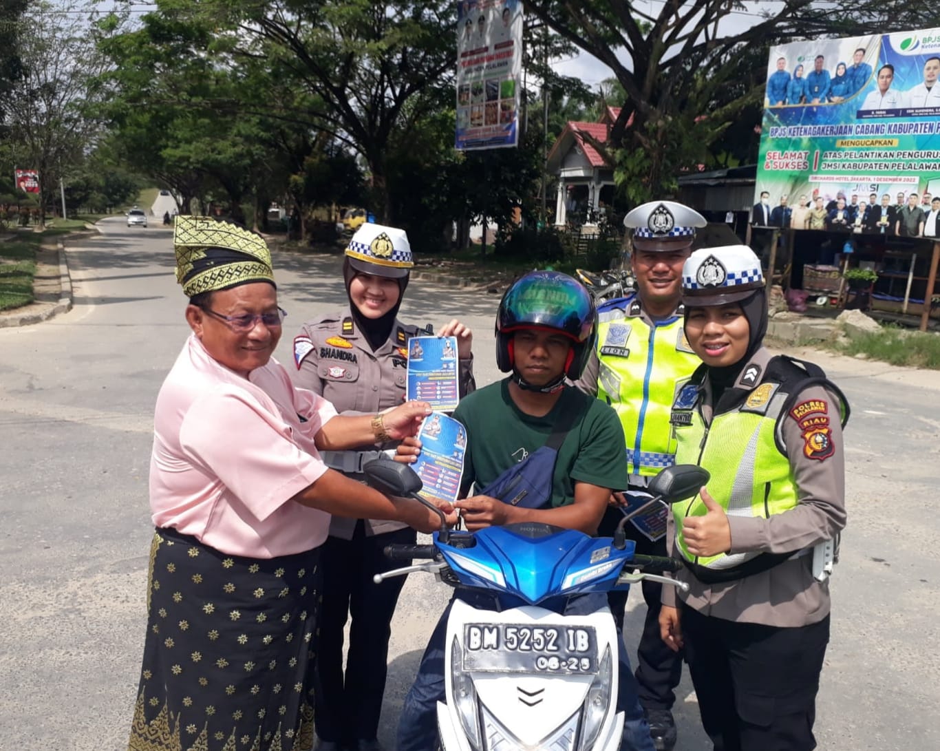 Tomas dan Satlantas Polres Pelalawan Himbau Pengendara Untuk Selalu Tertib Berlalulintas