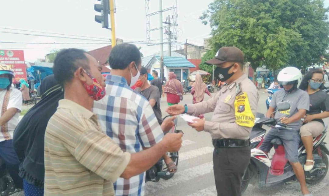 Hari Kesehatan Nasional, Diskes dan BhabinKabtimas Kelurahan Perawang Bagi Masker