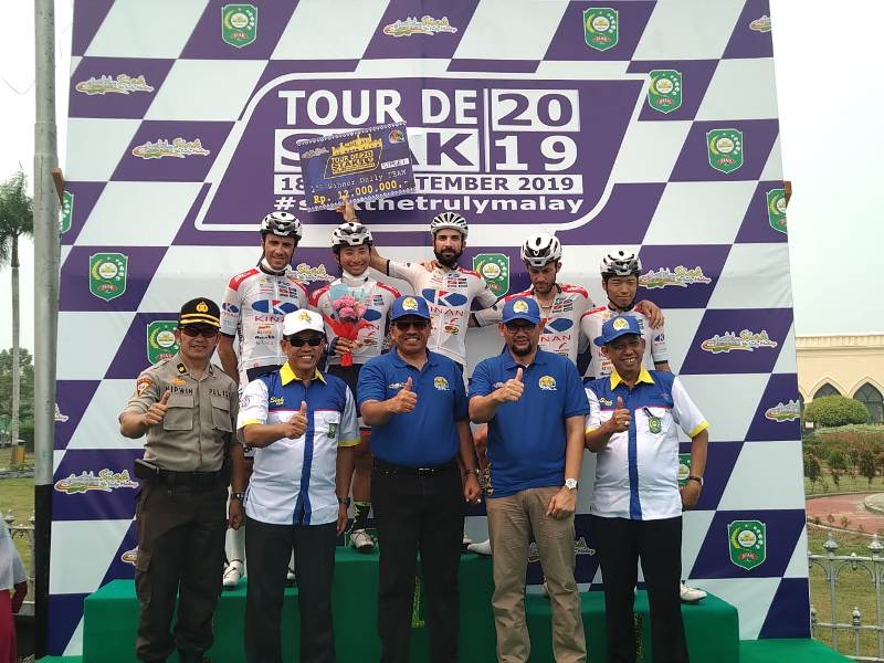 Etape Terakhir, Pembalap TdSi 2019 Berputar Di Kota Istana