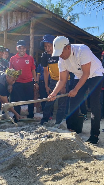 Bupati Zukri Ikut Gotong Royong Bedah Rumah di Kelurahan Sei Kijang