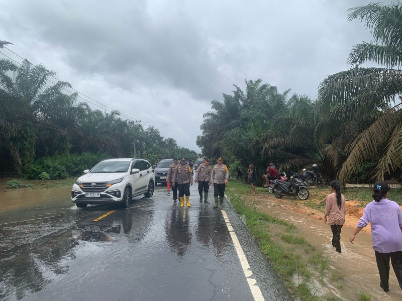 Pastikan Arus Lalu Lintas Berjalan Lancar, Kapolres Pelalawan Tinjau Banjir di Dusun Tua Pangkalan Lesung