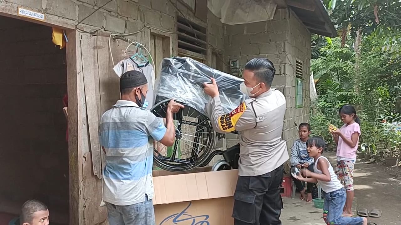Polisi Inhu Bopong Anak Lumpuh Ke RSUD Indrasari Pematang Reba