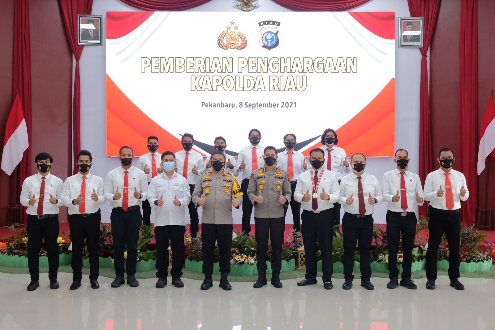 Kapolda Riau Berikan Penghargaan Kepada 41 Personel Berprestasi