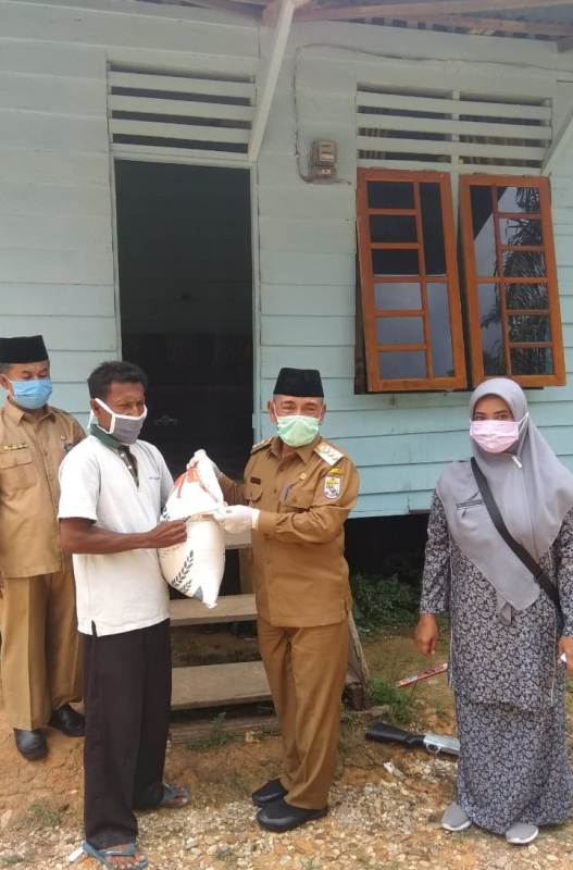 Bupati dan Ketua TP PKK Kabupaten Pelalawan Serahkan Bantuan Kepada Warga di Kecamatan Langgam