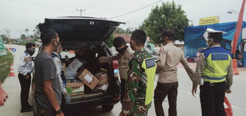 Pastikan Masyarakat Tidak Terpapar Covid-19, Serda Sarju Lakukan Periksaan Kendaraan