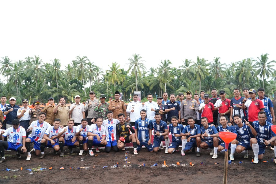 Bupati Zukri Tutup Turnamen Sepak Bola Labuhan Bilik Cup XII