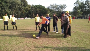 Wabup Pelalawan Tutup Turnament Sepakbola Bukit Garam Cup II 2016