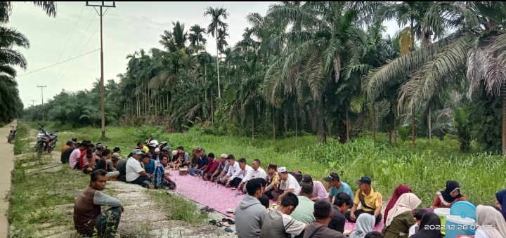 Warga Gelar Syukuran Pengerjaan Jalan Retak Seribu Lahang Baru - Teluk Pinang Selesai Tepat Waktu