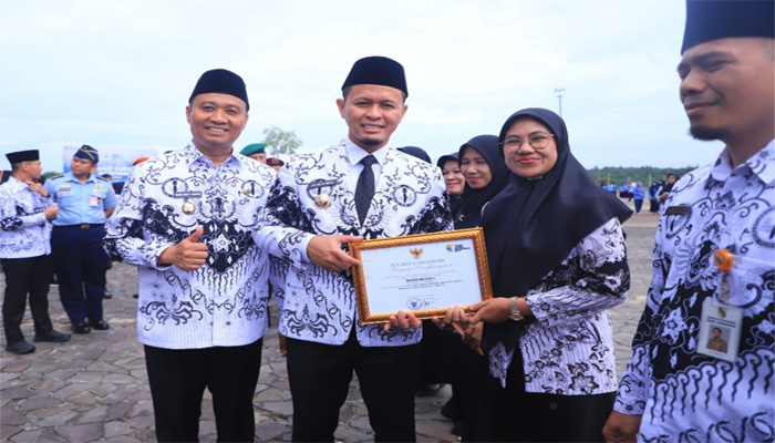 Periingati Hari Guru 2025 di Pekanbaru, Agung Tunjukkan Komitmen Tingkatkan Kesejahteraan Guru