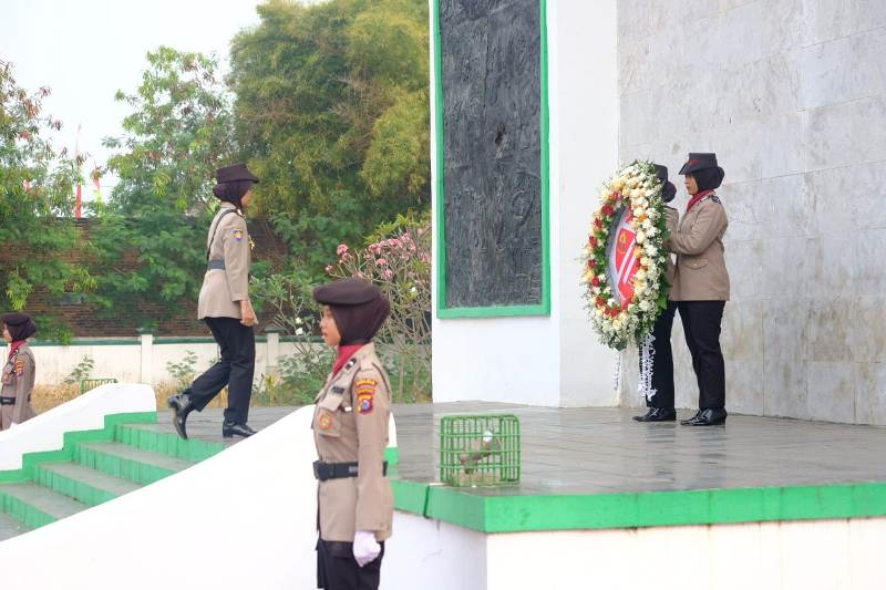 Peringati HUT Polwan ke 71, Polwan Polda Banten Gelar Ziarah Kubur