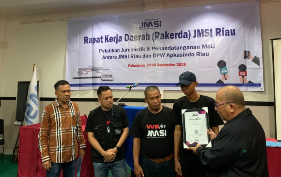 Rakerda 2023, Anggota JMSI Riau Terima Sertifkat QR Barcode Bukti Keanggotaan JMSI