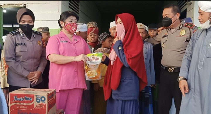 Kapolsek Bangko Anjangsa Ke Ponpes dan Panti Asuhan Asyasiyah Bantu Sembako