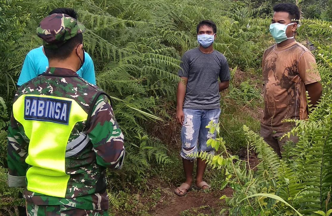 Ada Dua Points Disampaikan Serda L Syahdanur Saat Lakukan Komsos Ke Masyarakat Empang Pandan