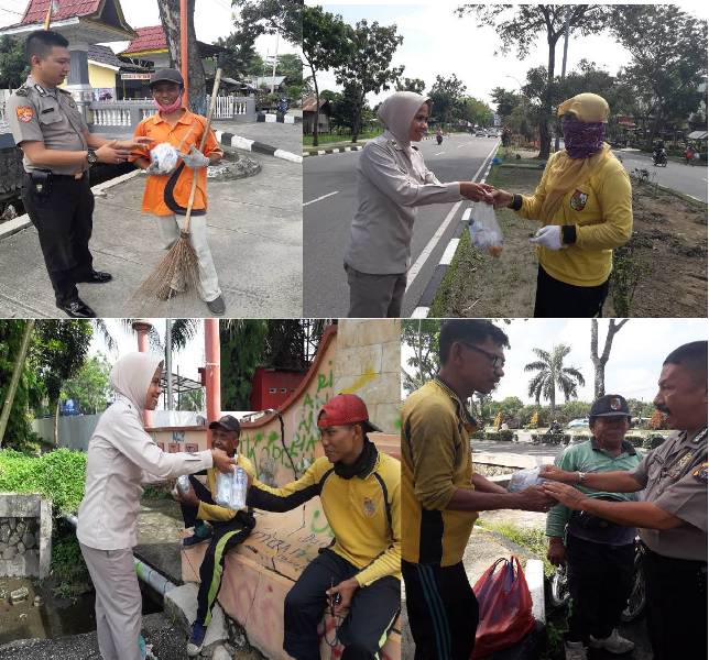 Senyuman Bahagia Para Petugas Penyapu Jalan Saat Mendapat Rezeki dari Tim Jum'at Barokah