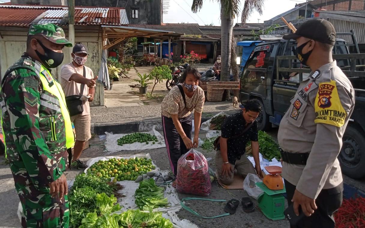 Agar Masyarakat Terbiasa Ikuti Prokes, Serma Edy Suprianto Sisir Tiga Lokasi