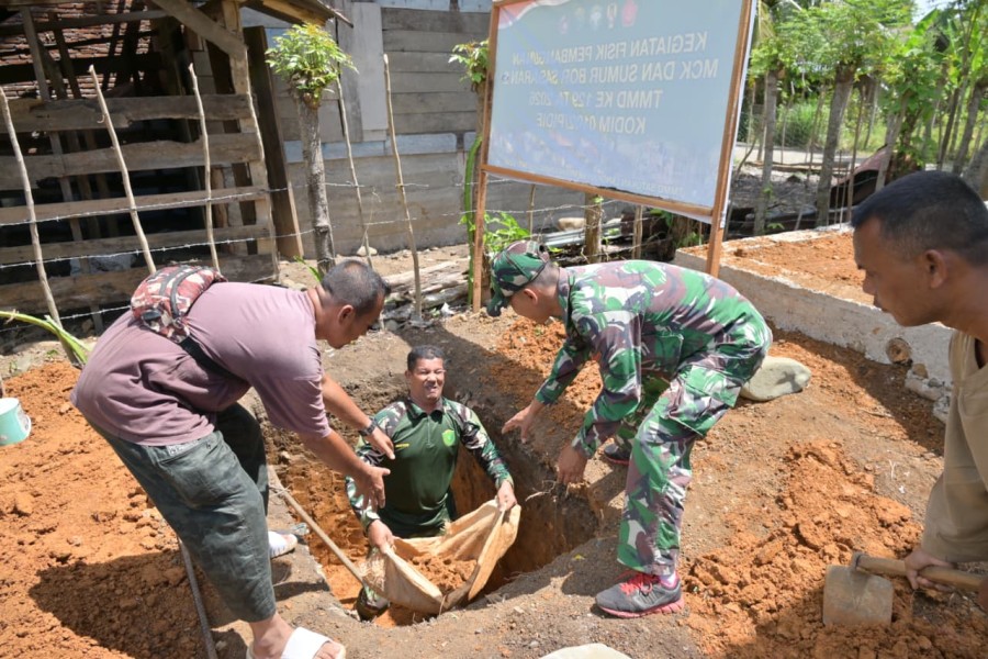Berjibaku di Galian Septic Tank, Satgas TMMD ke-129 Kodim 0102/Pidie dan Warga Wujudkan Sanitasi Layak untuk Masyarakat