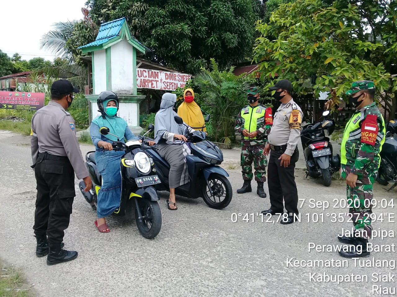 Sertu Afrisal Tegakkan Disiplin Prokes di Tiga Tempat