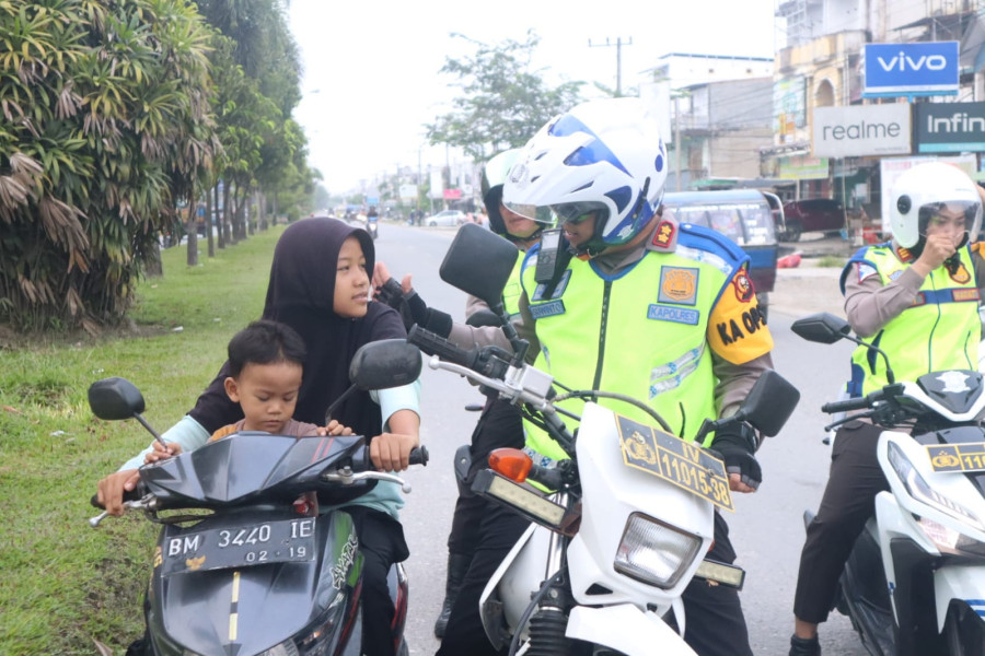 Patroli Gunakan Sepeda Motor, Kapolres Edukasi Masyarakat Yang Melanggar Peraturan Lalu Lintas