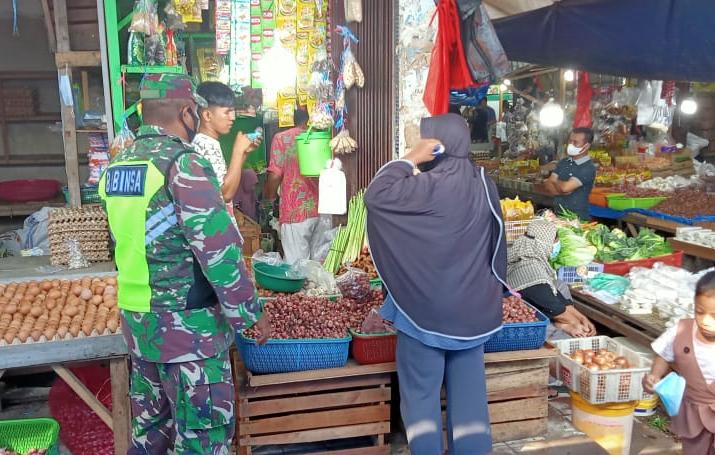 Lakukan Komsos, Serda Sahidin Ingatkan Warga Ikuti Prokes