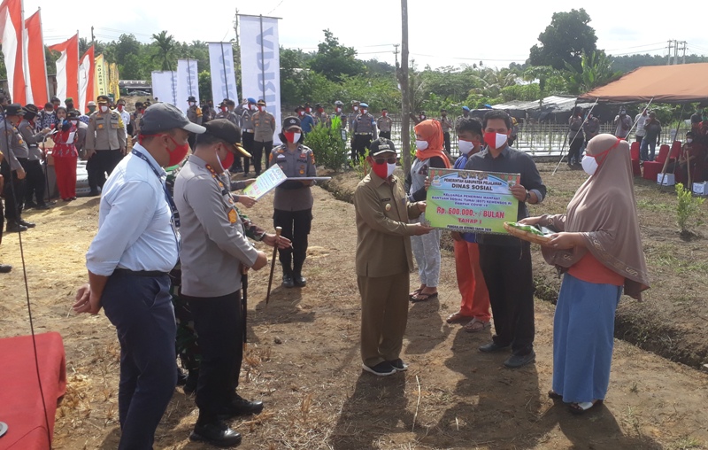 Bupati Harris Salurkan Bantuan BST dari Kemensos Untuk Masyarakat Terdampak Covid-19