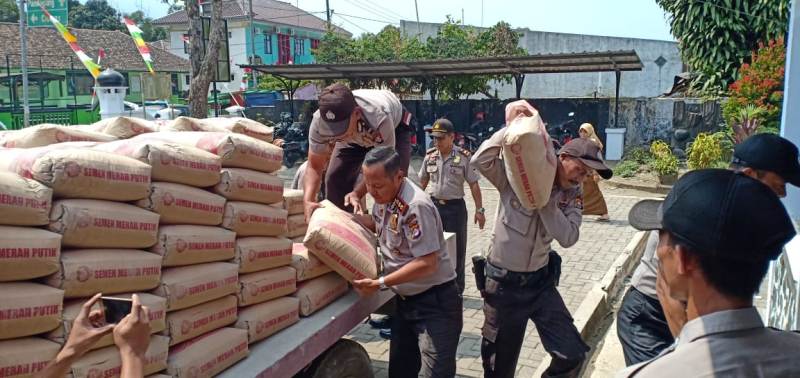 Kapolda Banten Serahkan Bantuan 24 Ton Semen Kepada Warga Yang Terkena Dampak Gempa