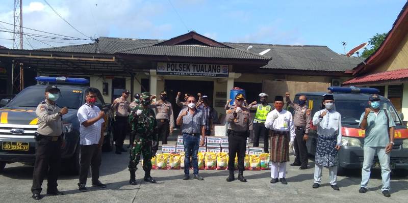 Danramil Tualang Hadiri Pembagian Sembako di Polsek Tualang