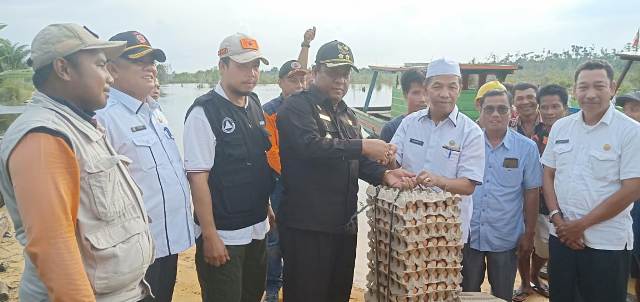 Wakil Bupati Serahkan Bantuan Logistik Kepada Warga Korban Banjir di Kecamatan Pujud