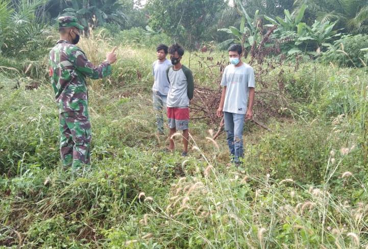 Sisir Lahan Warga, Sertu Abdon Pardosi Sampaikan Bahaya Karhutla