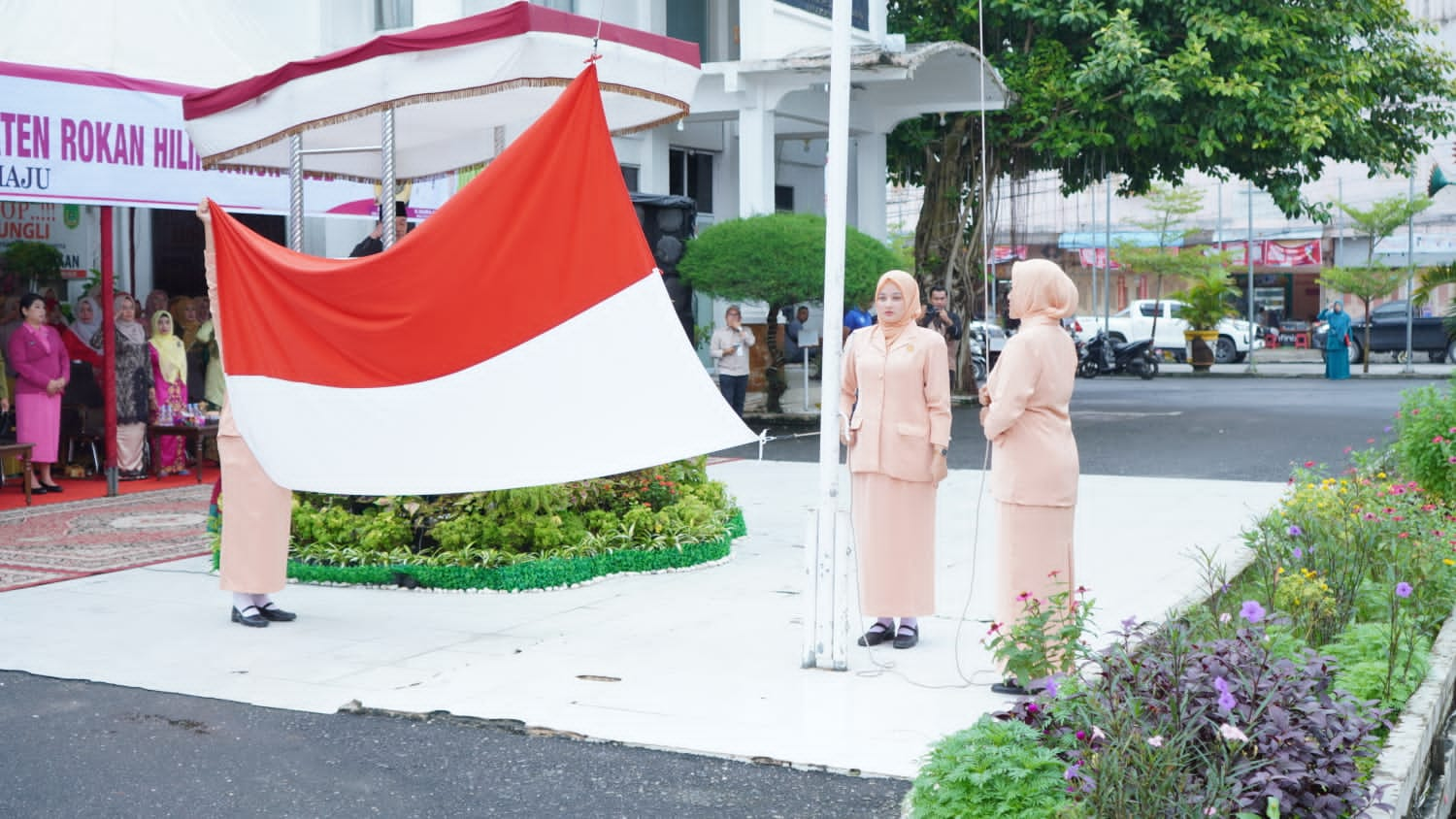 Hari Ibu Ke-94, Bupati Rohil Afrizal Sintong Bacakan Amanat Menteri P3A