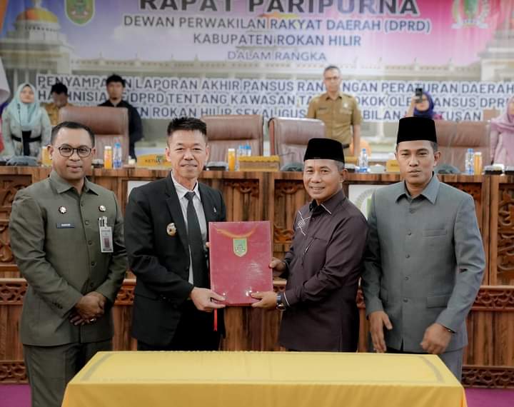 Paripurna DPRD Rohil Syahkan Perda Area Tanpa Asap Rokok
